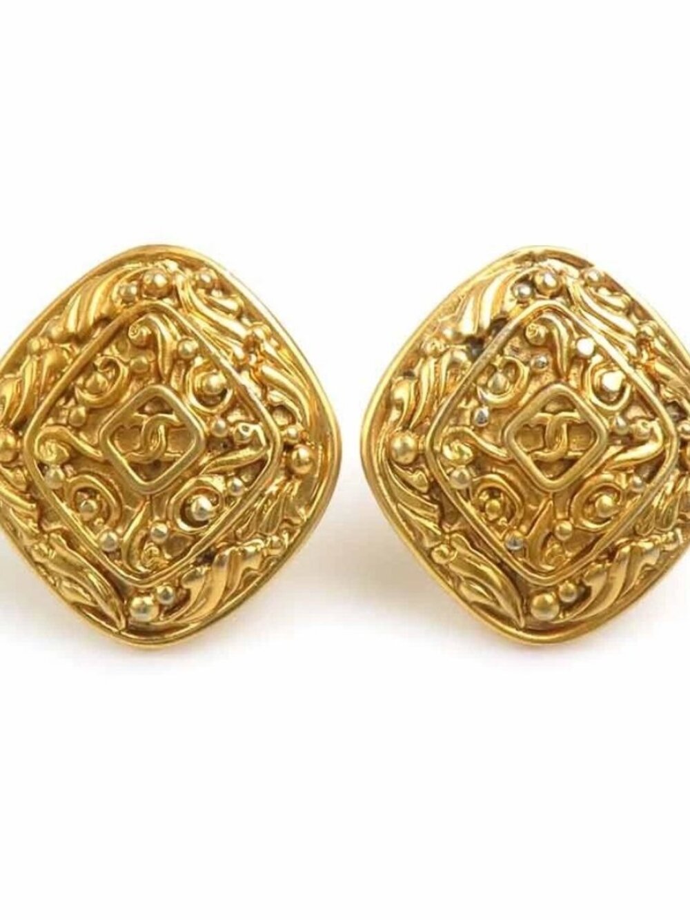 CHANEL CC Logo Clip on Earrings Gold Metal -